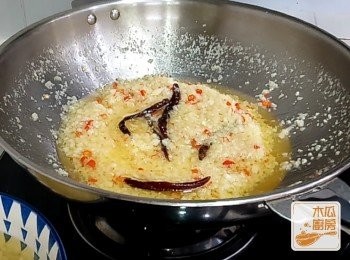 step3: 一半繼續留在鑊中，加入辣椒碎，用小火炒至出味，可加入辣椒乾增添香味，快炒即可熄火