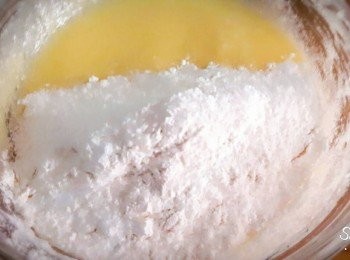 step5: 中筋麵打粉和泡粉過篩 , 先放一半的粉類拌勻