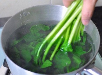step1: 菠菜灼20秒