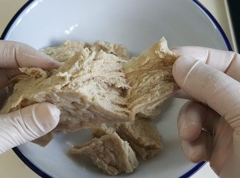 step2: 先將烤麩撕成小塊，備用。