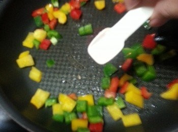 step6: 用1湯匙油起油鑊,落三色椒加約1/4茶匙鹽炒約2分鐘