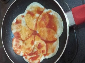 step9: 搽適量茄膏在餃子皮上