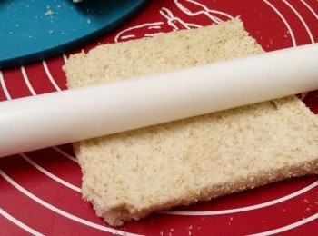 step4: 用擀麵棍”輕輕”將麥吐司桿平