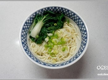 step5: 4.先將麵跟青菜裝碗。