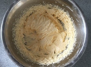 step2: 牛油、砂糖用機或手打起，然後加入雞蛋攪滑。加入檸檬汁和皮拌匀。