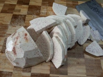 step1: 芋頭戴上膠手套才去皮,(如不戴膠手套芋頭皮會令皮膚痕癢)洗淨後切片