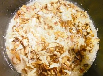 step3: 加入所有材料與飯同煲即成。