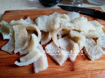 step4: 豬皮煮10分鐘後熄火繼續蓋上蓋焗20分鐘 , 盛起瀝乾水份切成細片