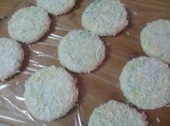 step12: 再把已沾麵粉的可樂餅繼續沾蛋液和麵包粉