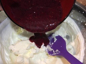 step8: 然後把果醬倒入忌廉中輕輕攪勻