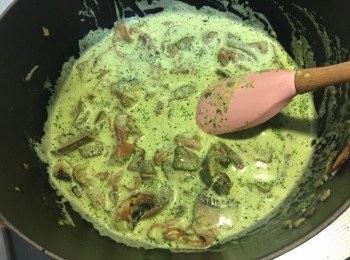 step4: 先加入蒜蓉慢火爆香，再加入燒烤菇和1茶匙鹽，中火炒約4分鐘，然後加入巴馬火腿略炒。最後放入忌廉菠菜汁，mozzarella cheese和水，慢火煮滾後，加入雞蛋快手拌勻關火。最後淋上長通粉，即可食用。
可隨個人喜好加入芝士粉。