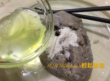 step6: 鯪魚肉加入調味料拌勻