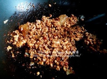 step3: 炒至豬肉碎鬆散及熟透