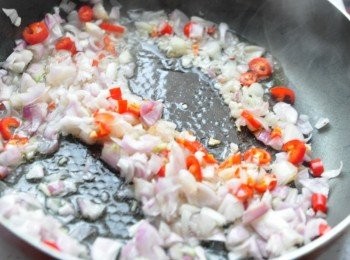 step4: 先備3大匙熱油，將辣椒與紅蔥頭末爆香拌炒