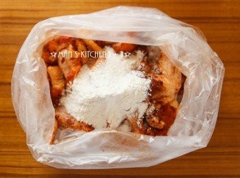 step2: 接著取一個袋子，將雞翅與麵粉倒入袋中，搖晃袋子讓雞翅均勻沾裹麵粉，再來將雞翅放入烤箱用200度烤約30分鐘。
