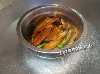 step3: 將金蠔隔水蒸6分鐘。
平底鍋放油，落金蠔煎到外層帶脆。
蜜糖先用紹興酒溝浠，而家就可以落到金蠔，炒至黏身就得喇。