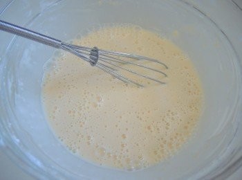 step2: 雞蛋打散，加入已過篩的麵粉攪勻，加入水攪拌成麵糊，過篩隔去粗粒。