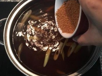 step6: 當然也可以不加紅茶包喔，不加的話就可以直接撈出斑蘭葉後，加糖拌勻。