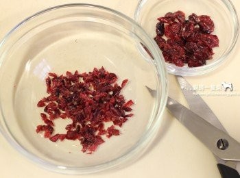 step7: 等待的同時，將蔓越梅乾剪成小塊狀備用。