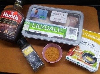 step1: 雞槌解凍，沖水洗淨，用<span class="group_2">醃料</span>醃最6-8小時