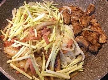 step5: 跟住加入火腿、烏冬、韮黃、銀芽再炒一下