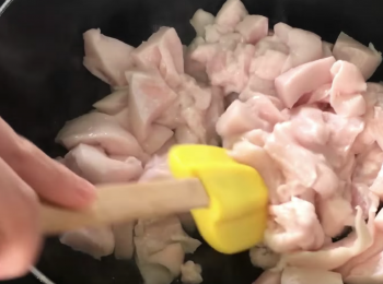 step5: 用細火不停炒，令水份收乾。（一定要有耐性）