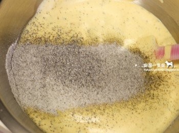 step7: 過篩好的粉類分兩次加入，以塑膠刮刀由下往上輕輕拌勻。