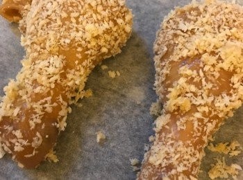 step4: 準備好蛋汁和日式麵包糠，把雞脾浸在蛋汁，然後灑上日式麵包糠，放在牛油紙上。
焗爐預熱20分鐘，再以180度焗雞脾20-30分鐘。