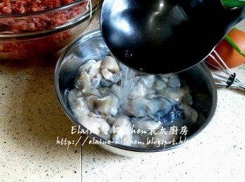 step4: 將蠔仔放入碗內加熱水灼3分鐘至熟透 , 瀝乾水份備用