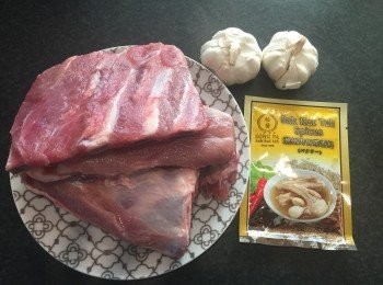 step1: 1. 豬骨沖洗後出水備用