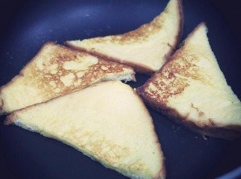 step6: 煎到兩面變成金黃色即可!!! 接著在盤子上擺上吐司及蜜香蕉...灑上些許糖粉即完成!!!