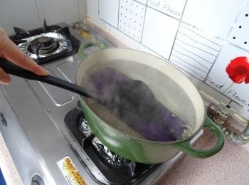 step1: 燒滾一鍋熱水，把原條茄子放進茄子中火煮5-6分鐘（其間用鍋鏟按著茄子，不要讓茄子浮上水面，否則茄子會變色，係呀，但茄子浮力很大，都要好用力呀）