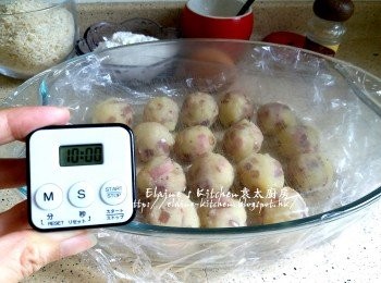 step6: 蓋上保鮮紙放入雪櫃靜待10分鐘 , 期間準備麵粉 , 麵包糠及雞蛋打成蛋液