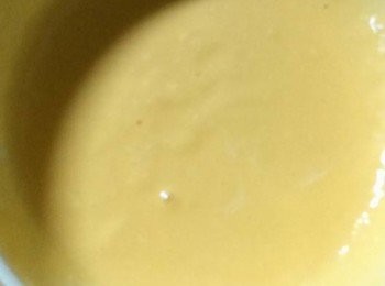 step8: 接下來蛋黃先加入一顆.用打蛋器攪拌均勻.再加入第二顆.繼續攪拌成無粉無顆粒狀的乳酪糊