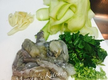 step2: 蝦去殼去頭、洗淨並去腸。翠玉瓜洗淨後刨成薄片。蒜頭切片。香芹莖切碎、葉略切即可。