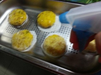 step21: 當要食用時,將鳳凰餅蒸之前噴上水,大火蒸15分鐘,蒸好後待涼