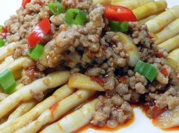 step5: 擺盤後灑上一點蔥花與辣椒丁裝飾即可，老公說李錦記的香辣豆瓣醬很對他的胃口喔！