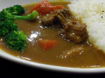 step1: 馬鈴薯、紅蘿蔔切塊狀備用，花椰菜洗淨，牛肋條切塊，後汆燙去血水撈起，倒入600㏄的水，煮開，接著放入咖哩塊、馬鈴薯、紅蘿蔔，邊煮邊攪拌約30分鐘至濃稠狀，