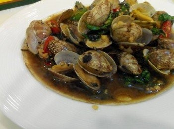 step3: 等待海瓜子殼開後，加入美茶釀醬油膏、醬油和米酒拌炒，起鍋前放入九層塔、烏醋和蔥段翻炒均勻即可享用阿基師現教現煮，沒有採排，教了第一道美味家常菜－海瓜子料理。 
得意的一天料理學堂：https://www.sfworldwide.com/kitchen/
基料理： https://www.facebook.com/permalink.php?story_fbid=1003444926334086&id=332501296761789