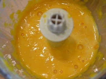 step2: 2. 南瓜去皮，用微波爐加熱至軟化或用蒸的方法煮熟，然後放進攪拌機內和牛奶攪打均勻成南瓜奶漿。