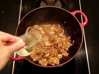 step11: 倒入白酒,煮至酒精揮發,保留了葡萄酒香。蘑菇醬要具有層次的風味,加入適量的白酒是關鍵!!!如果少了這一味,風味又會是截然不同!如果真的沒有白酒,就建議用啤酒來替代吧!
