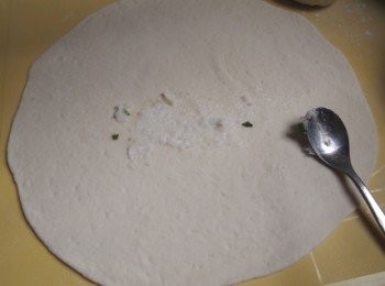 step3: 將麵團檊薄平均抺上一層薄薄豬油(要整塊抺上)