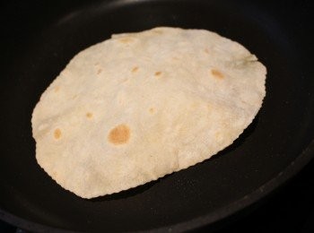 step4: 不需等，可立即準備白鑊 (沒有油的鑊)，開大火，放一塊片在鑊上，等15秒後可返轉另一邊; 麵包會脹起，直到您想要的金黃或啡色即可煎下一片, 底面兩面需時大約1分鍾時間！