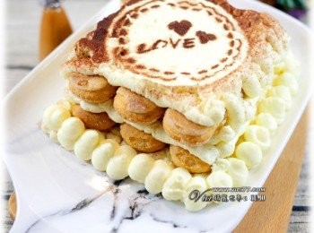 step4: 情人節幾乎提拉米蘇就得上場一次，一般都是放玻璃容器或是杯狀，我覺得直接壘壘樂也是不錯滴