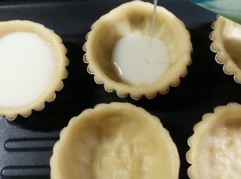 step9: 將蛋漿平均倒入模中,倒約8成滿