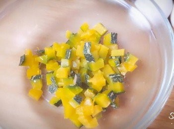 step2: 先取80g的南瓜粒和牛奶用微波爐加熱 ( 也可以用電鍋蒸熟 )