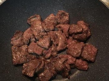 step3: 炒鍋中放少許香油，將牛肉煎炒上色七分熟，便可取出備用。