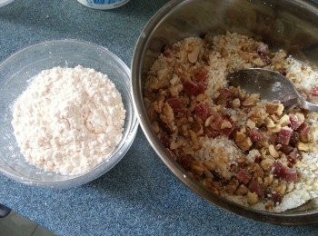 step4: (A4) 將所有果仁,椰蓉,糖冬瓜及砂糖拌勻加入吉士粉,熟糯米粉拌勻加入油及清水拌勻