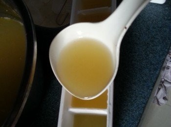 step7: 或用大冰格裝起,將高湯放入冰箱雪成冰粒,每當要滾湯或煮麵時取一份加水煮即可