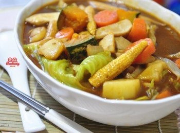 step5: 因為牛頭牌的咖哩塊不會過於重鹹，多了份鮮甜味，所以添加了鮮蔬多多搭配，讓人享受鮮甜的咖哩好湯頭!